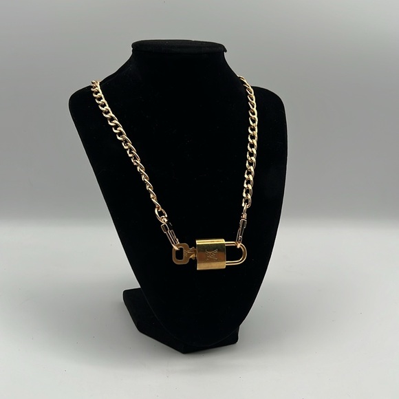 $300 Louis Vuitton Lock & Key - Picture 5 of 12